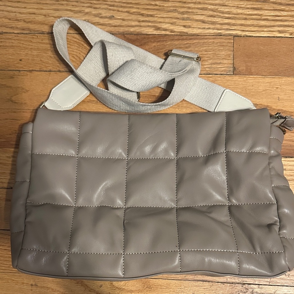 Elegant Gray Quilted Shoulder Bag
